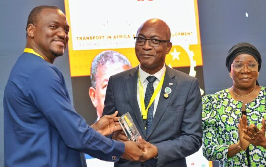 PRESIDENTE JOÃO LOURENÇO DISTINGUIDO COM O PRÉMIO THE AFRICA ROAD BUILDERS- TROFÉU BABACAR NDIAYE