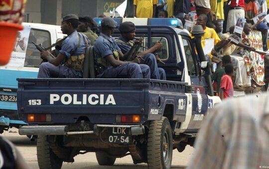 Cidadão acusa agente da Polícia Nacional de embater na sua viatura com uma patrulha e nega assumir os custos