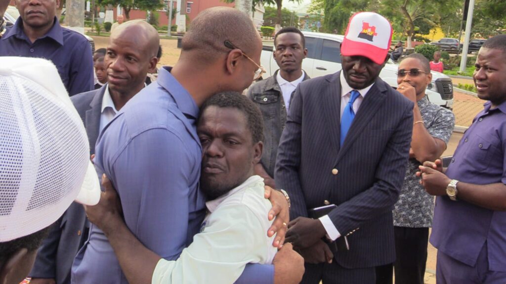 O HOMEM DE FLUXO DE SANGUE DIANTE DO GOVERNADOR DO CUANZA NORTE