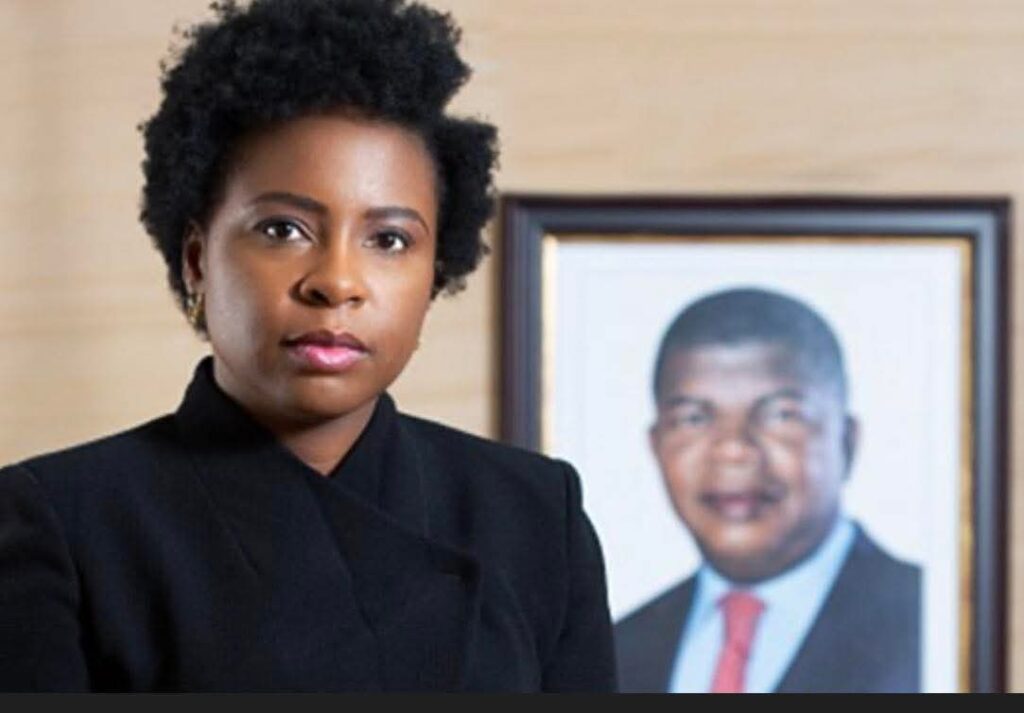 Ministra das Finanças insiste em comportar-se como se estivesse num autêntico infantário