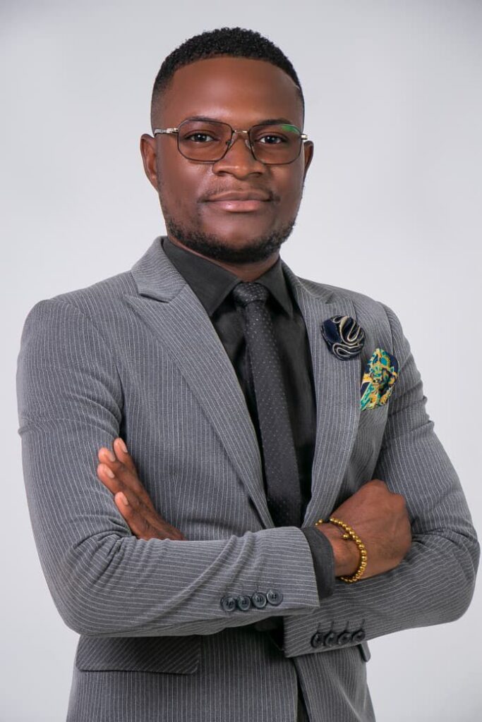 JORNALISTA JHONY KANZUANGA ATINGE O RECORDE DE MIL JORNALISTAS FORMADOS E CONSOLIDA-SE COMO O PRINCIPAL IMPULSIONADOR DO JORNALISMO DA NOVA GERAÇÃO EM ANGOLA