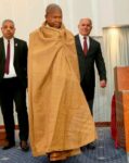 João Lourenço veste burnous tradicional durante visita ao Parlamento argelino
