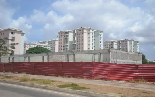 ELES LITIGAM PARA DEPOIS VENDER: Falsos camponeses são usados para invadir reservas fundiárias do Estado no perímetro do Kilamba