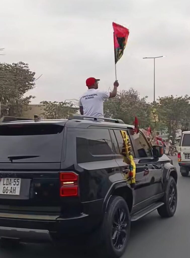 PASSEATA AUTOMÓVEL DO MPLA NO RANGEL TRANSFORMA-SE EM CRÍTICA AO ADMINISTRADOR POR USO CARROS DO ESTADO PARA EXIBIÇÃO DO MPLA