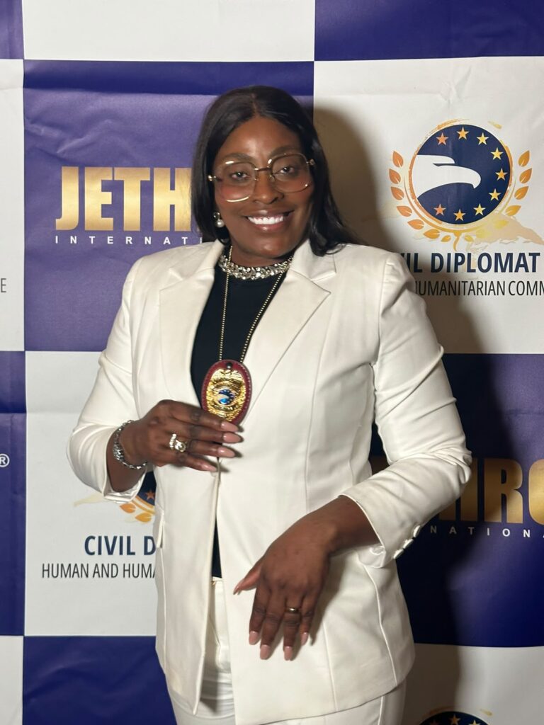 SUZANA MIGUEL CONDECORADA COMO DIPLOMATA CIVIL PELO SEU CONTRIBUTO À EDUCAÇÃO, À INCLUSÃO SOCIAL E AO RESGATE DE VALORES